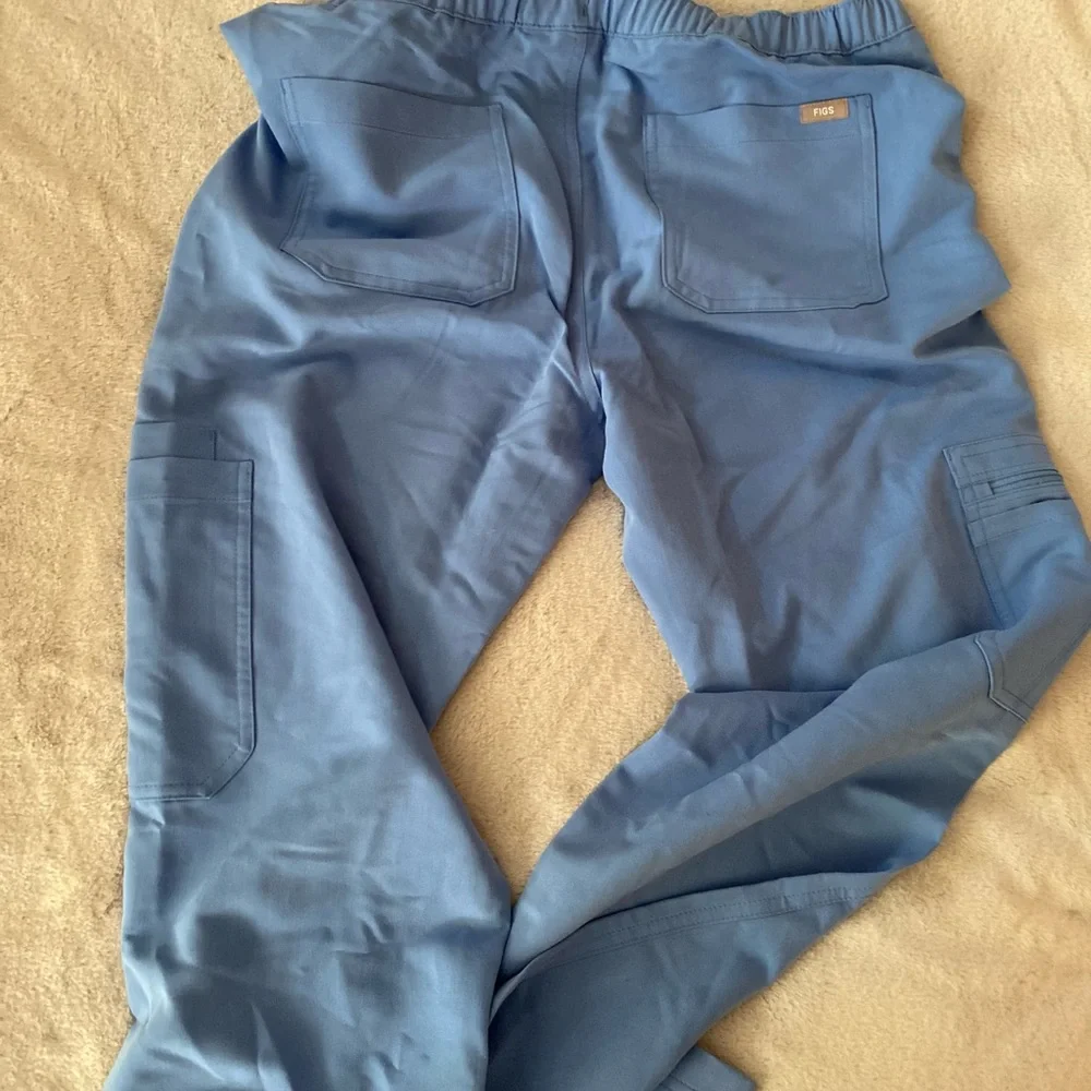 Figs men’s Cairo light blue cargo NWT scrub pants